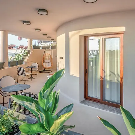 Luxenia, Walk To Town & Skyline Views By Etouri Villa *